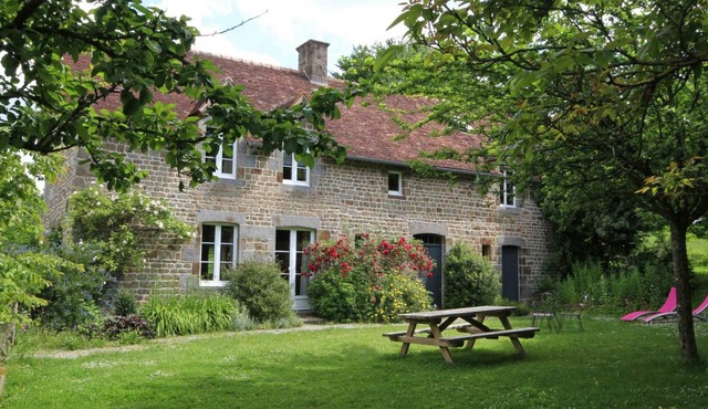 Spacious cottage with fireplace, pets allowed