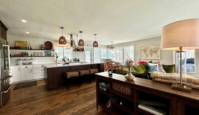 Spacious Cottage w/Scenic Pond & Mountain Views
