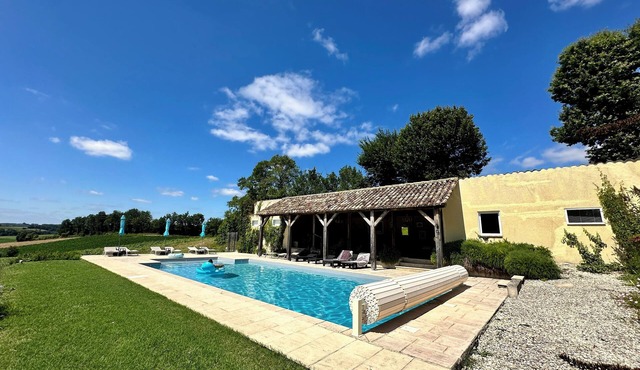 Spacious cottage with air conditioning, wood fire & panoramic views - pool shared