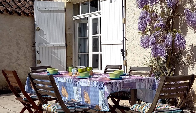Spacious cottage with comfort and 2 terraces on quiet estate