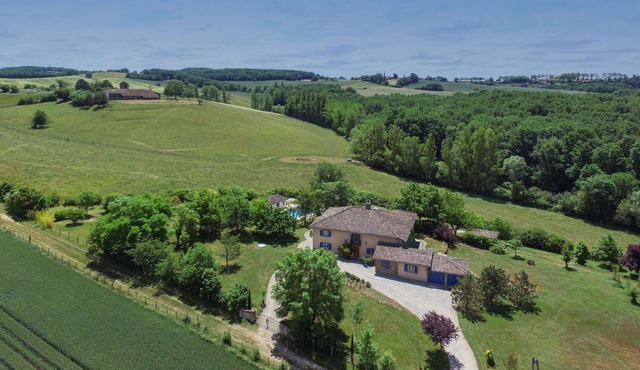 Spacious Countryside Villa, Games Room, Private Heated Pool & Large Grounds - 5mins from Salvagnac!