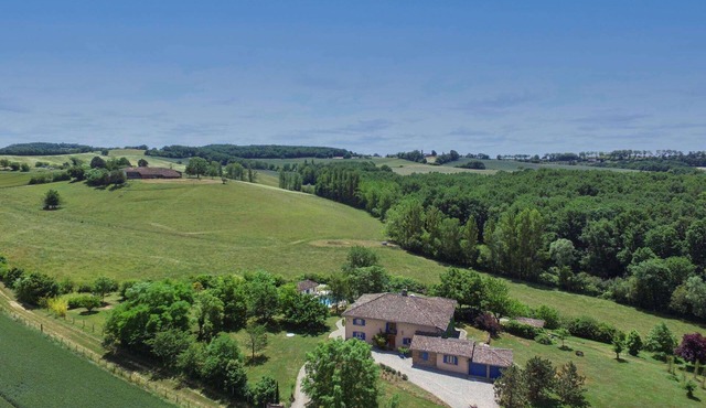 Spacious Countryside Villa, Games Room, Private Heated Pool & Large Grounds - 5mins from Salvagnac!