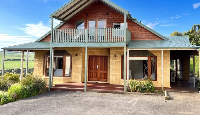 Spacious country coastal house near Great Ocean Road