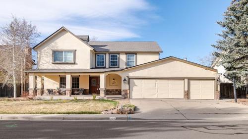 Spacious Country Club Golf Course Retreat