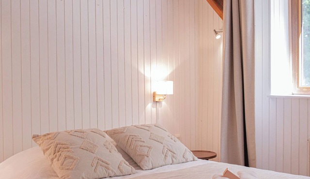 Spacious Country Escape with Huge Garden & Mountain Views - Relax & Recharge