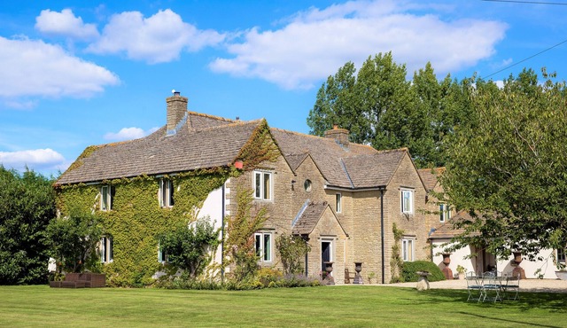 Spacious Country Home with Tennis Court and Hot Tub close to Marlborough