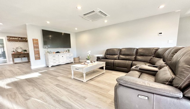 Spacious Country home...hot tub & huge pool!