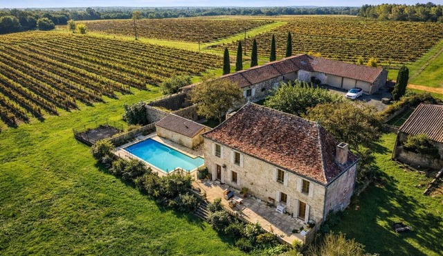 Spacious Country House with Pool & Snooker Room