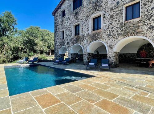 Spacious Country House for 8 near Olot Remote Work & Nature Escape