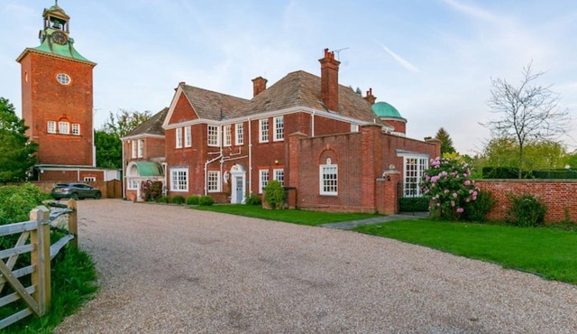 Spacious Country house with pool, sleeps 12. Perfect for relaxing get-away!