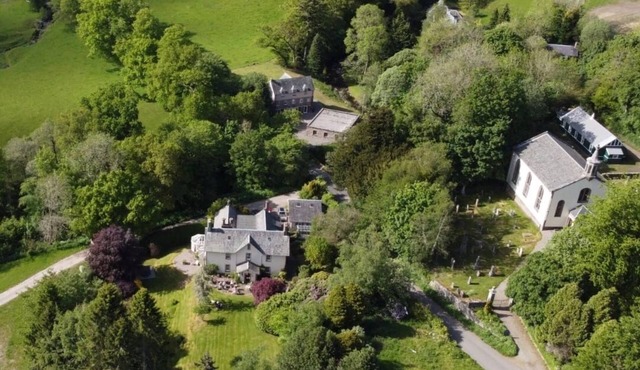 Spacious country house for 12 with hot tub - pets welcome