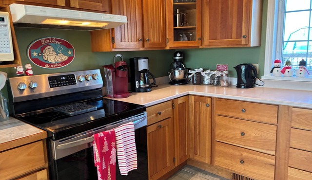 Spacious country oasis. 5-bedroom home on gorgeous grounds with hot tub and pool