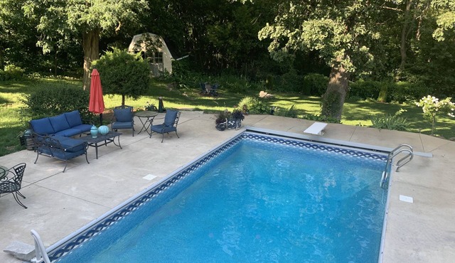 Spacious country retreat w/pool 10 minutes to downtown Madison! Pet friendly!