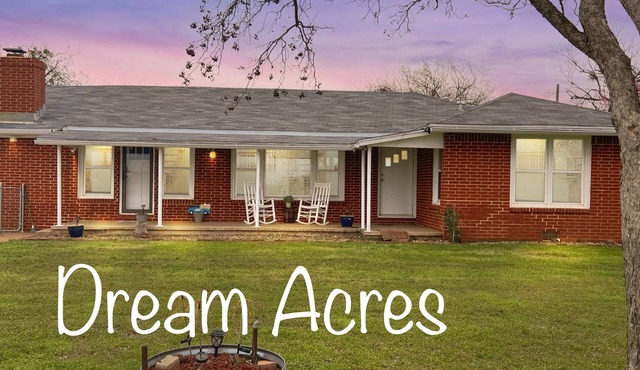 Spacious Country Retreat Close to Everything. Peaceful home base. Dogs ok.