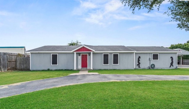 Spacious Country Retreat with Easy Houston Access