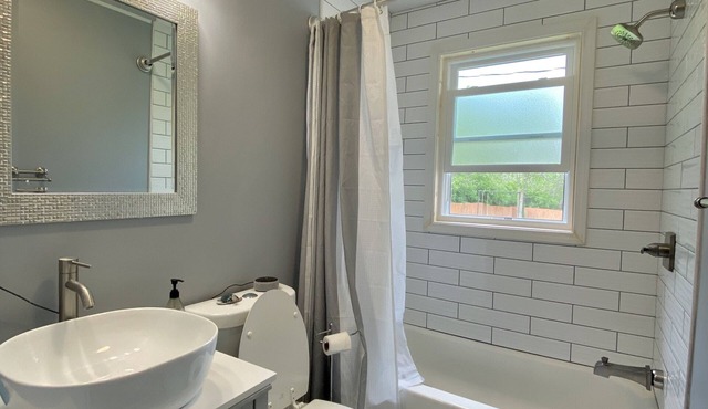 SPACIOUS country home, Sleeps 6 adults