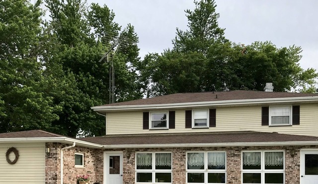 Spacious countryside home just minutes from Nauvoo, Illinois & Burlington, Iowa!