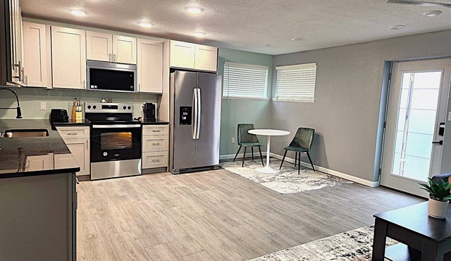 Spacious & Cozy 2-bedroom Apartment, Hot Tub, Ac, and free Wi-fi