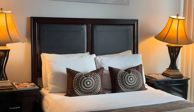 Spacious-Cozy 2Bed Condo in Square Ones Misissauga