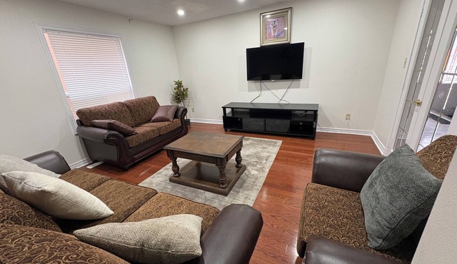 Spacious Cozy 4BR Orangeville Home w/Deck! 10-minute walk to Headwaters Hospital