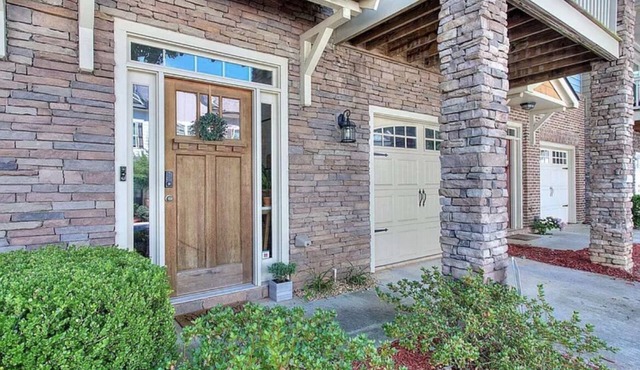 Spacious, cozy, big modern-great location+free parking Great for gatherings