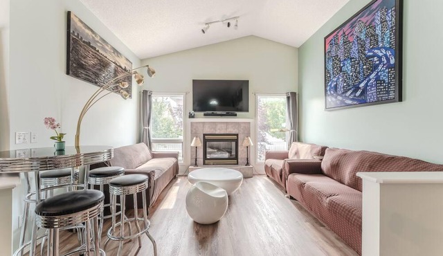 Spacious Cozy Bungalow with Air Conditioning Netflix Cable close to the Airport