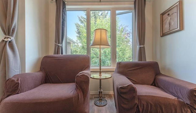 Spacious Cozy Bungalow with Air Conditioning Netflix Cable close to the Airport