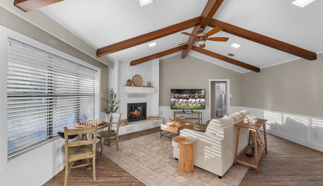 Spacious, Cozy, Central. 2 min to Veterans Park. Sleeps 14! King Bed. Backyard