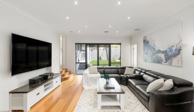 Spacious, Cozy & Entertaining 4BR House with a Spa Bathtub and Covered Parking