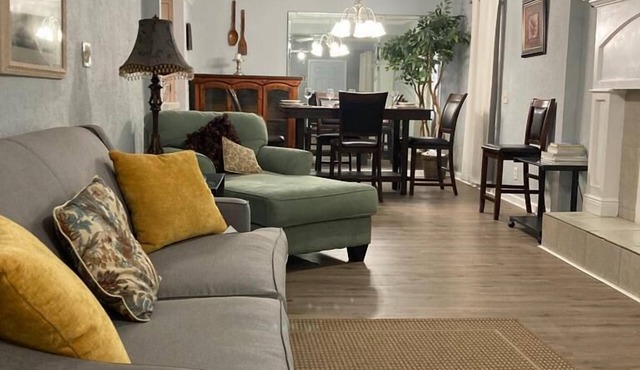 SPACIOUS COZY HOME 5BD/2BTH SLEEPS 11 CLOSE TO THE BEACHES