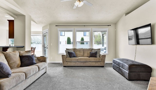 Spacious Cozy Home by Settlers Park - Meridian, ID