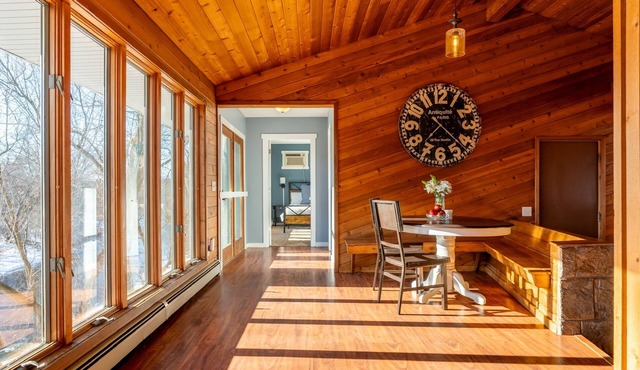 Spacious & Cozy home on The Apple River- Hiking, Tubing, Skiing, Racing, 12+ ppl