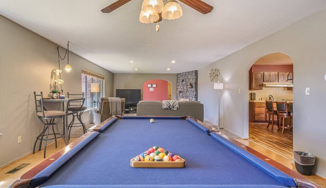 Spacious Cozy Home with private "HOT TUB"