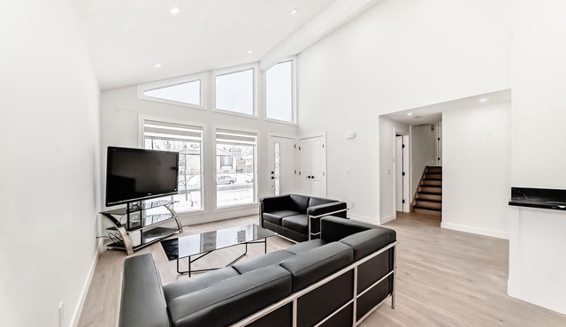 Spacious & Cozy Home w/Modern Amenities in a Quiet Neighbourhood