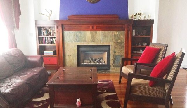 Spacious + Cozy house near stampede