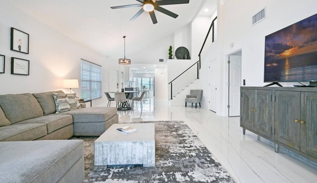 Spacious+cozy house, near the beach, heated pool.