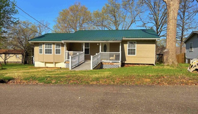 Spacious, Cozy Lake House near lake and restaurants at Lake of the Ozarks.