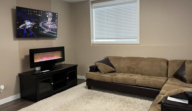 Spacious & Cozy Private Walkout Suite Retreat in Panorama Hills NW Close to YYC