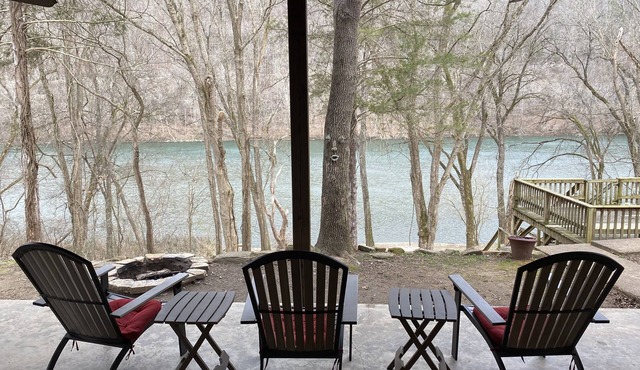 Spacious, cozy retreat on the White River, minutes from the trails and caverns.