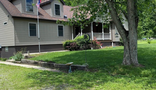 Spacious cozy retreat, off the beaten path close to all Pittsburgh attractions