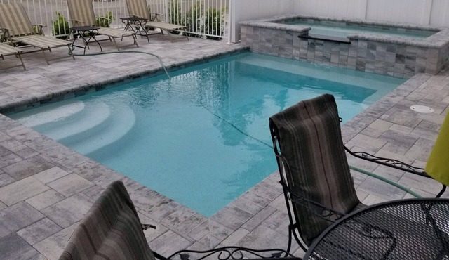 Spacious Cozy Studio Pool/Spa Ultimate Location Walk to everything