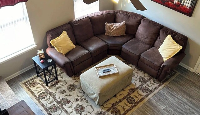 Spacious & Cozy Townhome w yard. Min away from I85 & I26, restaurants & shopping