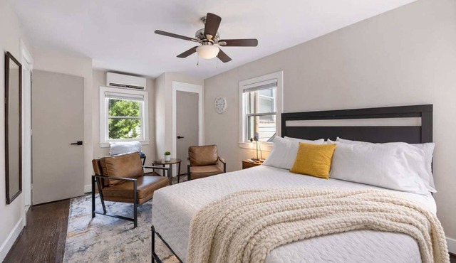 Spacious & cozy unit in the perfect Highlands spot