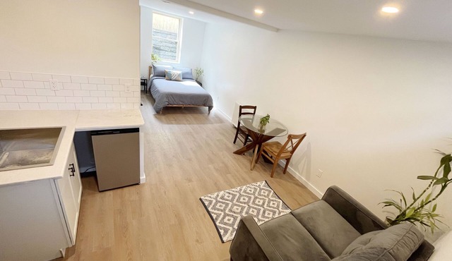 Spacious Cozy Uptown Studio