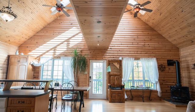 Spacious, Cozy Waterfront Cottage with Hot-tub and Sauna in Beautiful BlueSea QC