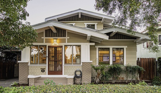 Spacious Craftsman House in Downtown LB - 5 car parking - Ideal for large groups