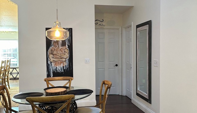 Spacious craftsmen house sleeps 8