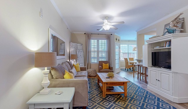Spacious Creekwood condo with an outdoor Balcony, W/D & Free WIFI