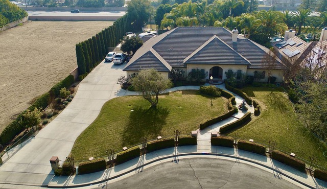 Spacious Custom 4 BR King Beds with Swimming Pool, Outdoor Kitchen and Fire Pits