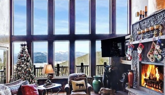 Spacious, Custom Built, Luxury Home Cabin with Hot Tub, Stunning Views,